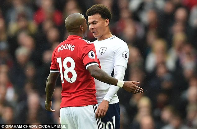 Sao Tottenham nói gì khiến Ashley Young nóng mặt, lao vào xô xát - Ảnh 2.