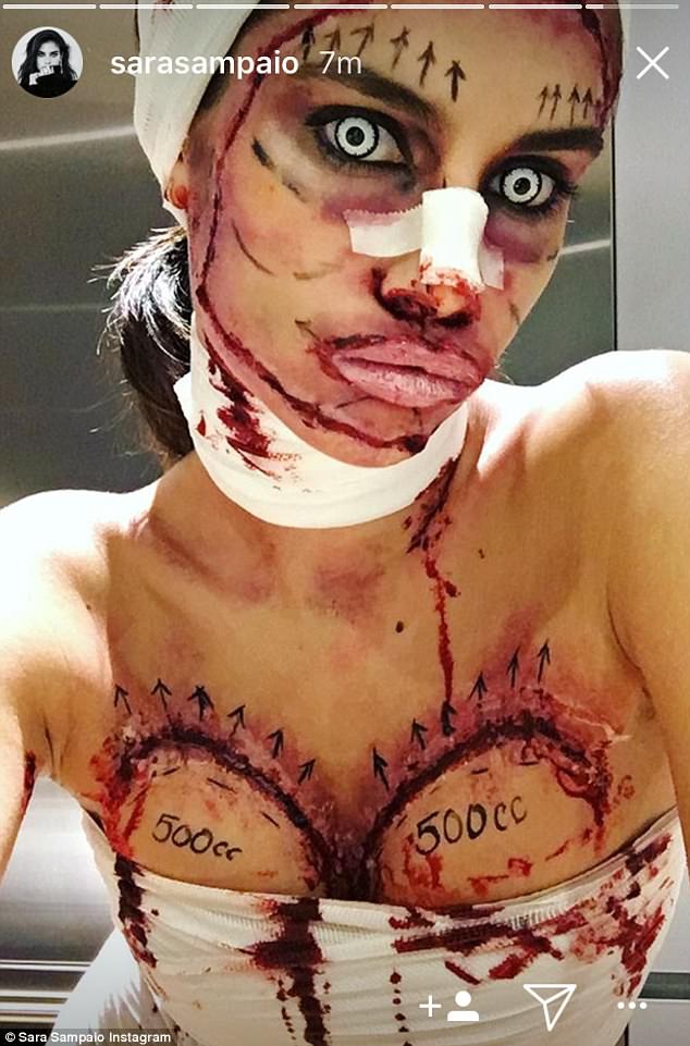 Dàn sao tưng bừng hóa trang mừng Halloween: Adam Levine giả gái, Kim hóa thành Cher siêu đẹp và sexy - Ảnh 15.