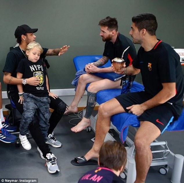 Neymar tranh thủ trở lại Barca thăm Messi và Suarez - Ảnh 1.