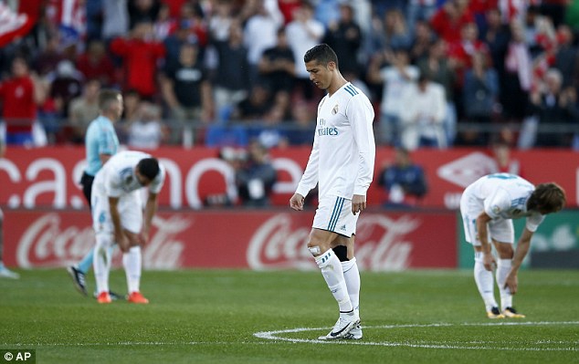 Ronaldo tịt ngòi, Real thua sốc, để Barca bỏ xa 8 điểm - Ảnh 3.