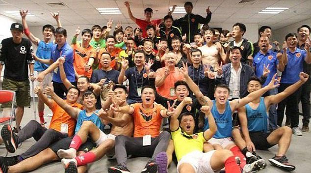 Đội bóng Trung Quốc thưởng nóng gần 90 tỷ đồng sau khi lên hạng - Ảnh 3.