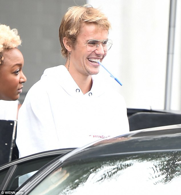 Justin Bieber bị bắt gặp qua đ&ecirc;m ở nh&agrave; Selena Gomez d&ugrave; chỉ l&agrave; bạn b&egrave; - Ảnh 4.