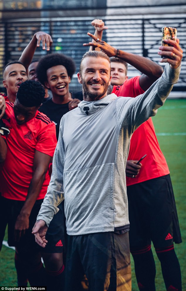 David Beckham khoe hình xăm thứ 5 trong năm 2017 - Ảnh 2.