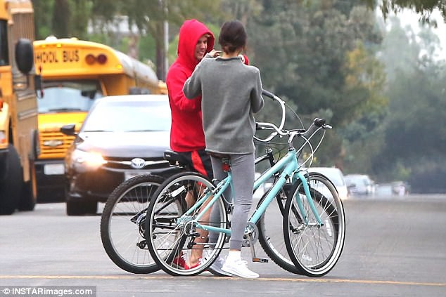 Hẹn hò đạp xe cùng nhau, Justin - Selena đẹp đôi và dễ thương như đang quay một bộ phim tình cảm - Ảnh 9.
