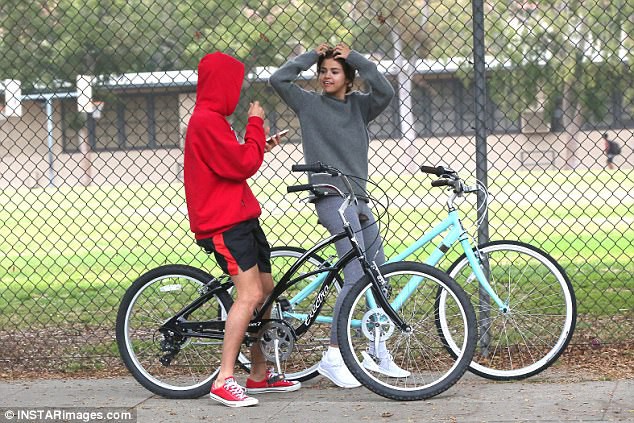 Hẹn hò đạp xe cùng nhau, Justin - Selena đẹp đôi và dễ thương như đang quay một bộ phim tình cảm - Ảnh 10.