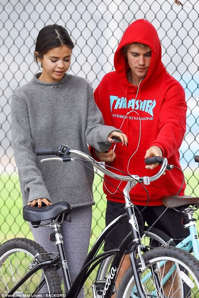 Hẹn hò đạp xe cùng nhau, Justin - Selena đẹp đôi và dễ thương như đang quay một bộ phim tình cảm - Ảnh 12.