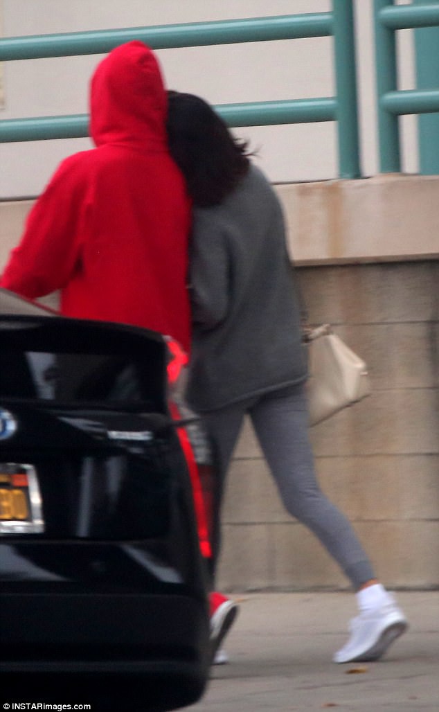 Selena Gomez wears a short shirt to show off her body after reuniting with Justin Bieber - Photo 10.