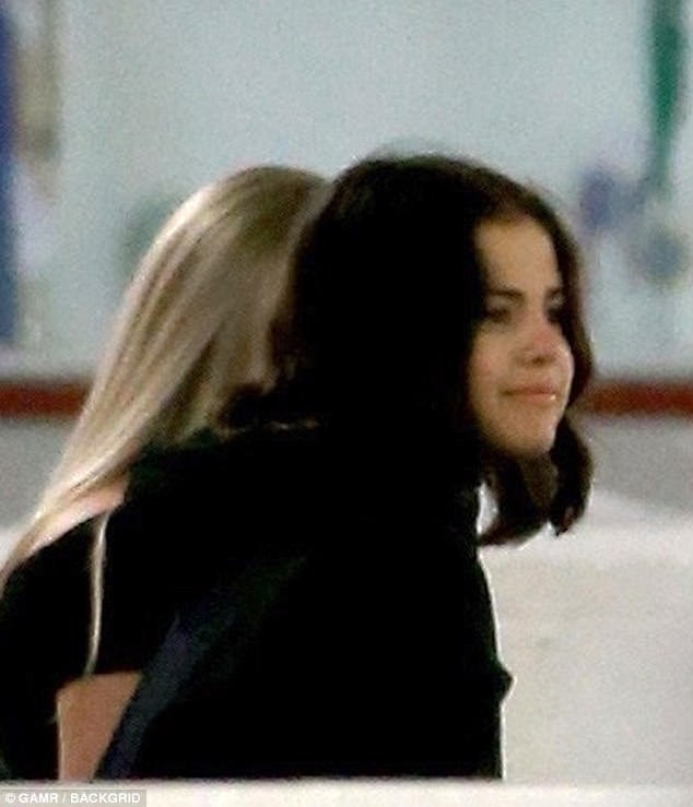 Selena Gomez đến cổ vũ Justin Bieber chơi hockey và mặc cả áo của bạn trai - Ảnh 4.