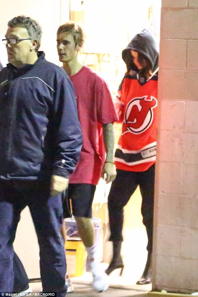 Selena Gomez đến cổ vũ Justin Bieber chơi hockey và mặc cả áo của bạn trai - Ảnh 6.