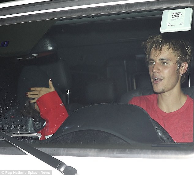 Selena Gomez đến cổ vũ Justin Bieber chơi hockey và mặc cả áo của bạn trai - Ảnh 8.