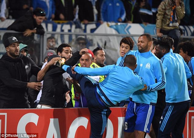 Evra nhận tr&aacute;i đắng khi t&aacute;i hiện c&uacute; đ&aacute; kung-fu của King Cantona - Ảnh 1.