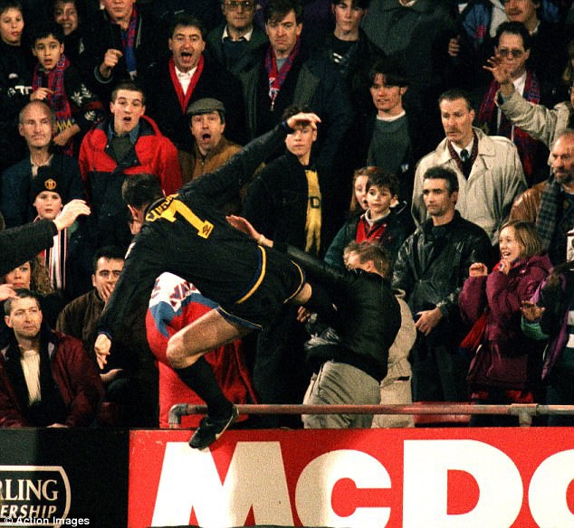 Evra nhận tr&aacute;i đắng khi t&aacute;i hiện c&uacute; đ&aacute; kung-fu của King Cantona - Ảnh 5.