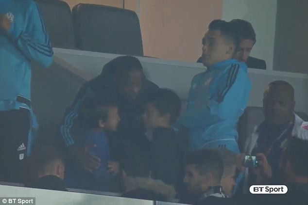 Evra nhận tr&aacute;i đắng khi t&aacute;i hiện c&uacute; đ&aacute; kung-fu của King Cantona - Ảnh 4.