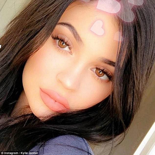 Kylie Jenner khoe chiếc nhẫn đính viên kim cương khủng, có thể đã đính hôn và sắp sinh con gái - Ảnh 8.