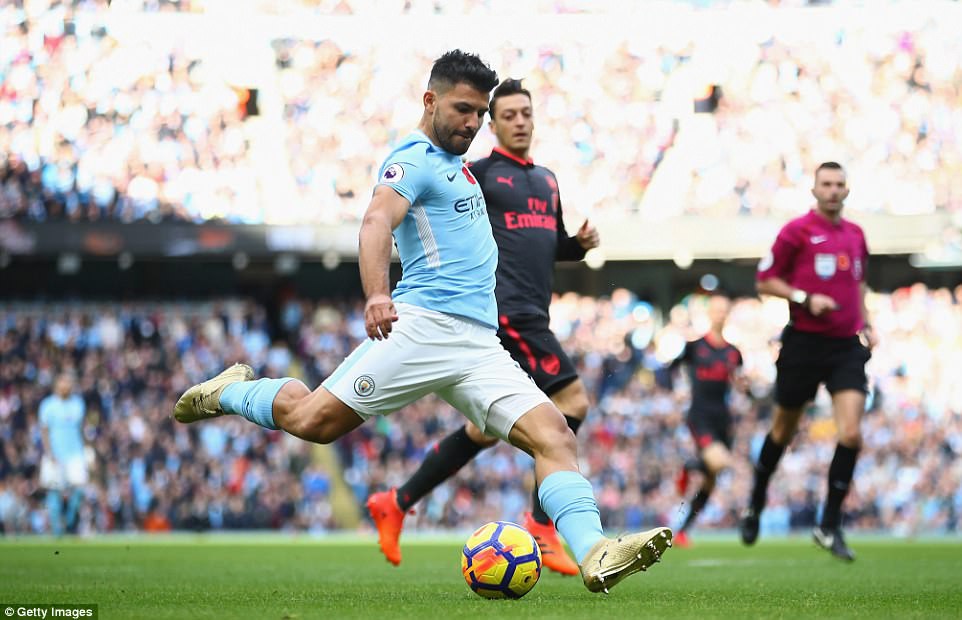 Sergio Aguero: Từ đứa trẻ dị tật ở cổ vươn lên thành chân sút vĩ đại nhất Man City - Ảnh 5.