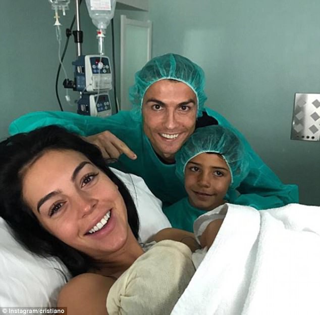 Georgina sinh sớm, Ronaldo chào đón cô công chúa Alana Martina - Ảnh 1.