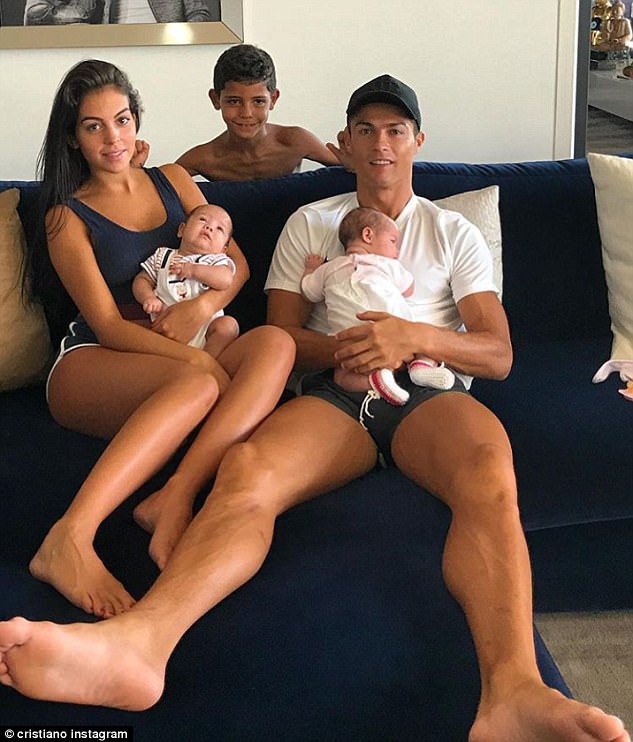 Bức ảnh Ronaldo tắm nắng cho con gái kháu khỉnh gây bão mạng - Ảnh 2.