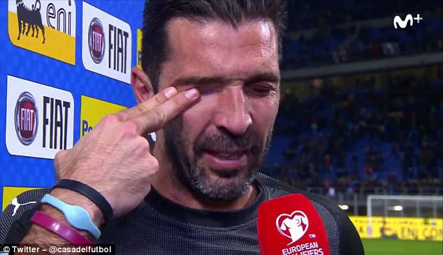 Buffon khóc nức nở, thông báo chia tay đội tuyển Italia - Ảnh 2.