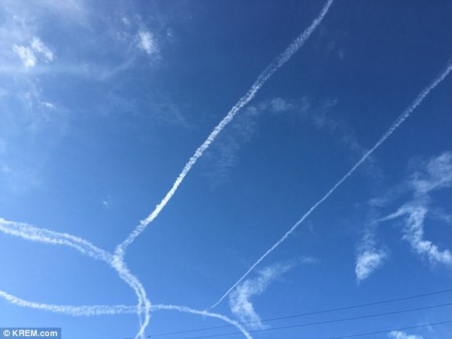 Vẽ hình nhạy cảm lên bầu trời, viên phi công đã làm hải quân Mỹ phải xin lỗi công khai - Ảnh 2.