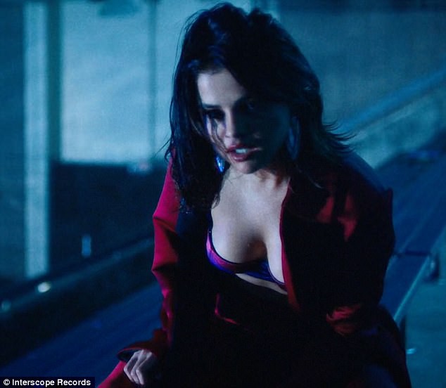 Selena Gomez phanh áo khoe vòng 1 căng đầy bốc lửa trong MV mới toanh - Ảnh 5.
