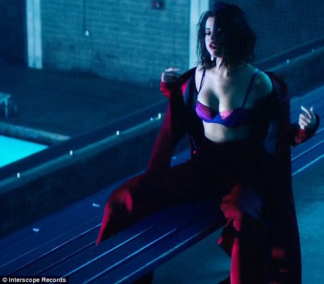 Selena Gomez phanh áo khoe vòng 1 căng đầy bốc lửa trong MV mới toanh - Ảnh 2.