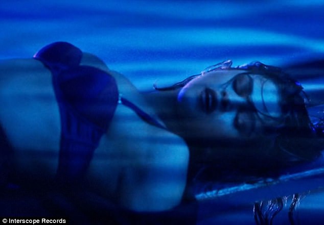 Selena Gomez phanh áo khoe vòng 1 căng đầy bốc lửa trong MV mới toanh - Ảnh 3.