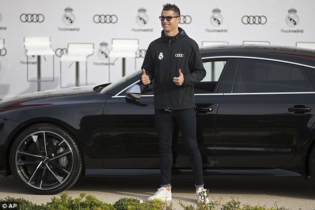 Ronaldo khoe xe sang Audi 4,5 tỷ đồng mới được tặng - Ảnh 2.