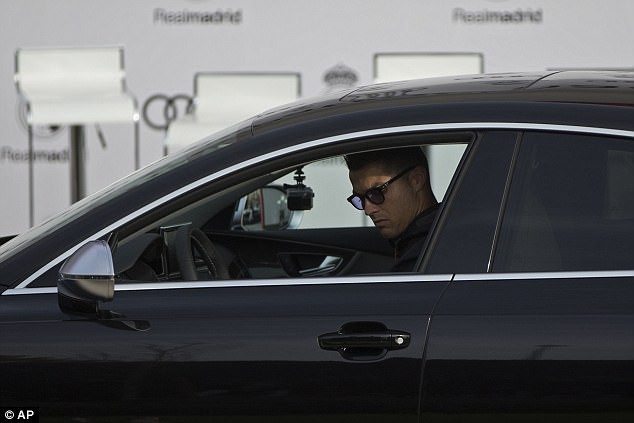 Ronaldo khoe xe sang Audi 4,5 tỷ đồng mới được tặng - Ảnh 3.