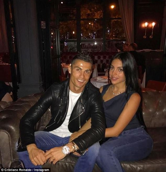 Ronaldo lãng mạn đưa bạn gái Georgina đi ăn tối ở nơi đẹp nhất thành phố - Ảnh 2.