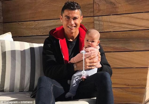 Bức ảnh Ronaldo tắm nắng cho con gái kháu khỉnh gây bão mạng - Ảnh 1.
