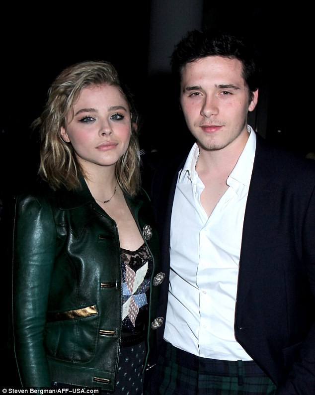 Brooklyn Beckham ra dáng đàn ông chững chạc, đan tay Chloe Moretz đầy tình cảm đi dự sự kiện - Ảnh 5.