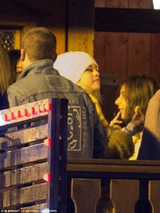 Vắng Justin Bieber, Selena Gomez bị bắt gặp cười đ&ugrave;a với trai lạ tại c&ocirc;ng vi&ecirc;n giải tr&iacute; - Ảnh 7.