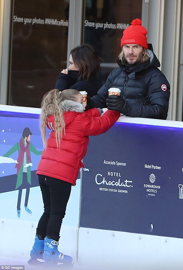 Nụ cười của Beckham khi nhìn Harper tập trượt băng đã đủ chứng minh anh yêu con gái nhiều thế nào! - Ảnh 11.