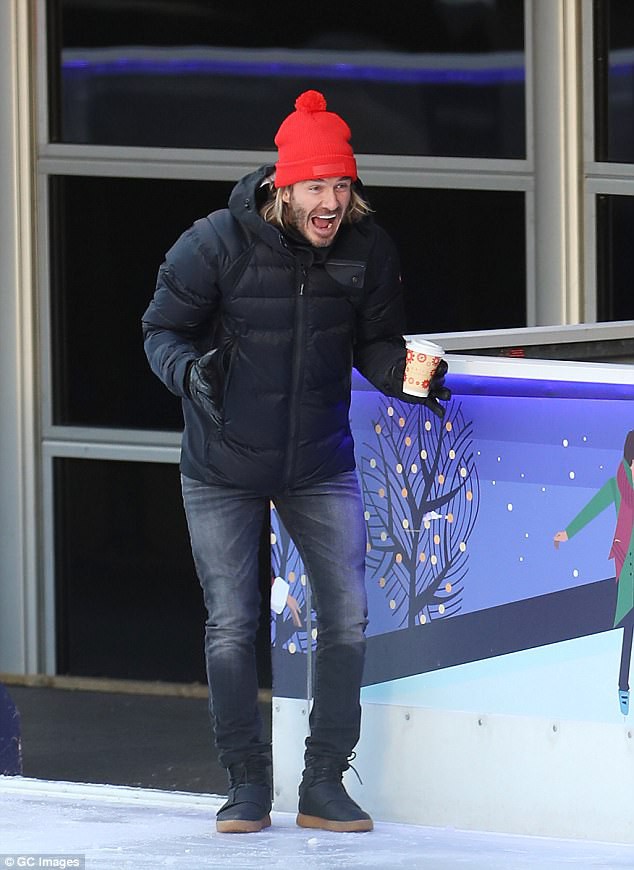 Nụ cười của Beckham khi nhìn Harper tập trượt băng đã đủ chứng minh anh yêu con gái nhiều thế nào! - Ảnh 3.