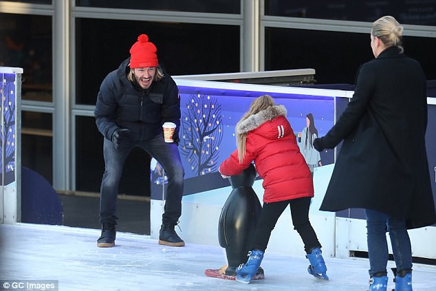 Nụ cười của Beckham khi nhìn Harper tập trượt băng đã đủ chứng minh anh yêu con gái nhiều thế nào! - Ảnh 2.