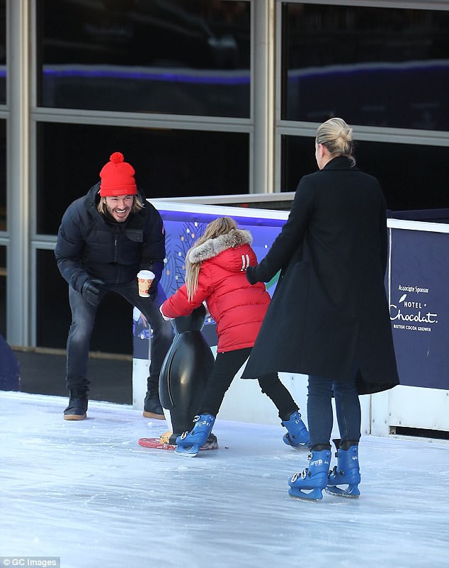 Nụ cười của Beckham khi nhìn Harper tập trượt băng đã đủ chứng minh anh yêu con gái nhiều thế nào! - Ảnh 1.