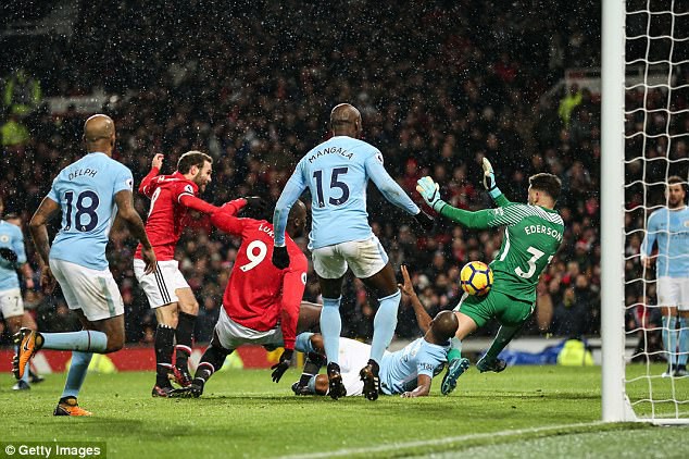 Ederson: Ý nghĩa những hình xăm và nỗ lực thoát nghèo của kẻ bị bỏ rơi - Ảnh 4.