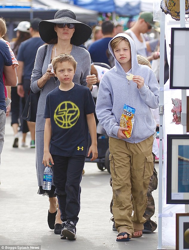 3 con ruột của Angelina Jolie và Brad Pitt: Cả bé trai lẫn gái đều nam tính, soái ca giống hệt bố - Ảnh 2.