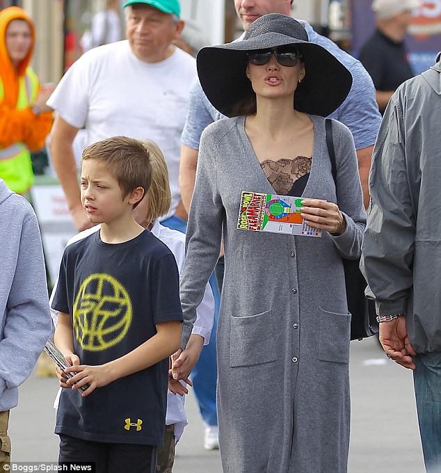 3 con ruột của Angelina Jolie và Brad Pitt: Cả bé trai lẫn gái đều nam tính, soái ca giống hệt bố - Ảnh 5.