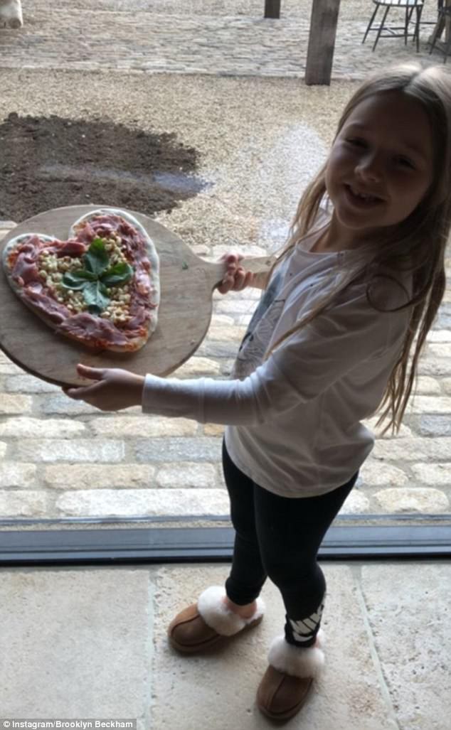 Nhân dịp anh Brooklyn về nhà, bé Harper Beckham đã làm hẳn bánh pizza hình trái tim siêu đáng yêu - Ảnh 1.