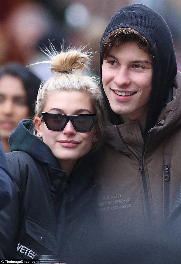 Giữa lùm xùm khiến Justin và Selena cãi nhau, Hailey Baldwin công khai tình cảm với Shawn Mendes - Ảnh 1.