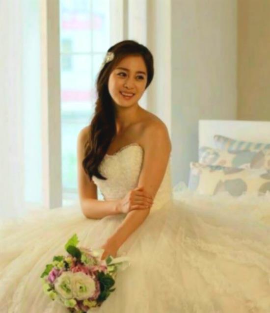 Trước ngày lên xe hoa, netizen truyền tay loạt ảnh Kim Tae Hee mặc váy cưới đẹp như nữ thần - Ảnh 3.
