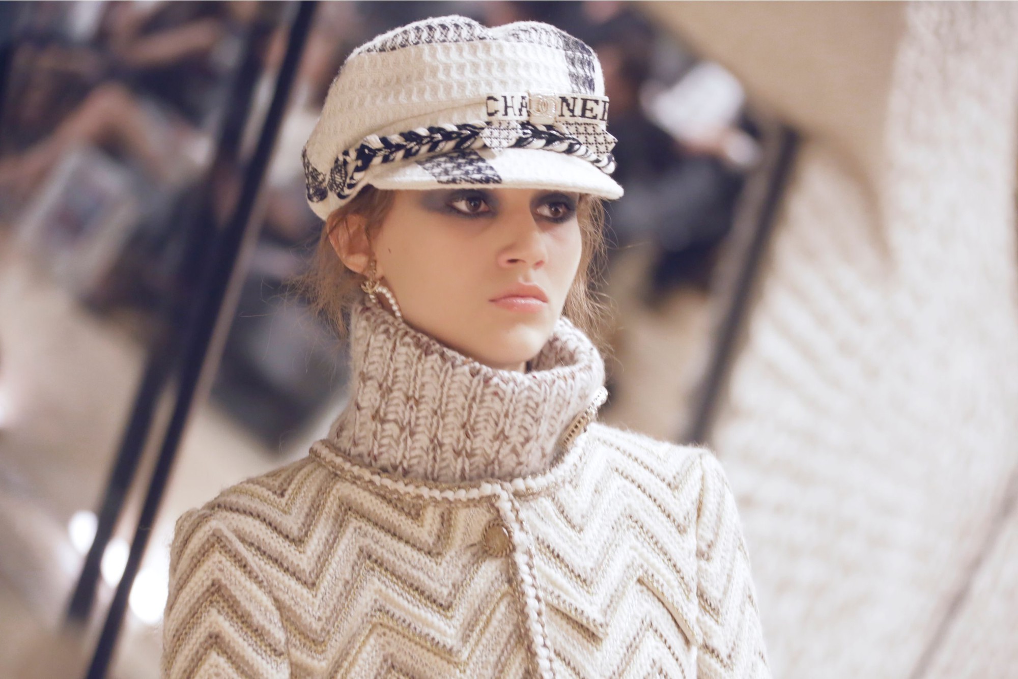 Chanel Metier dArt Show 2018: Tráng lệ nhưng tràn ngập tinh thần trẻ trung, mũ thủy thủ chưa bao giờ sang chảnh đến thế - Ảnh 21. Chanel Metier dArt Show 2018: Tráng lệ nhưng tràn ngập tinh thần trẻ trung, mũ thủy thủ chưa bao giờ sang chảnh đến thế - Ảnh 21.