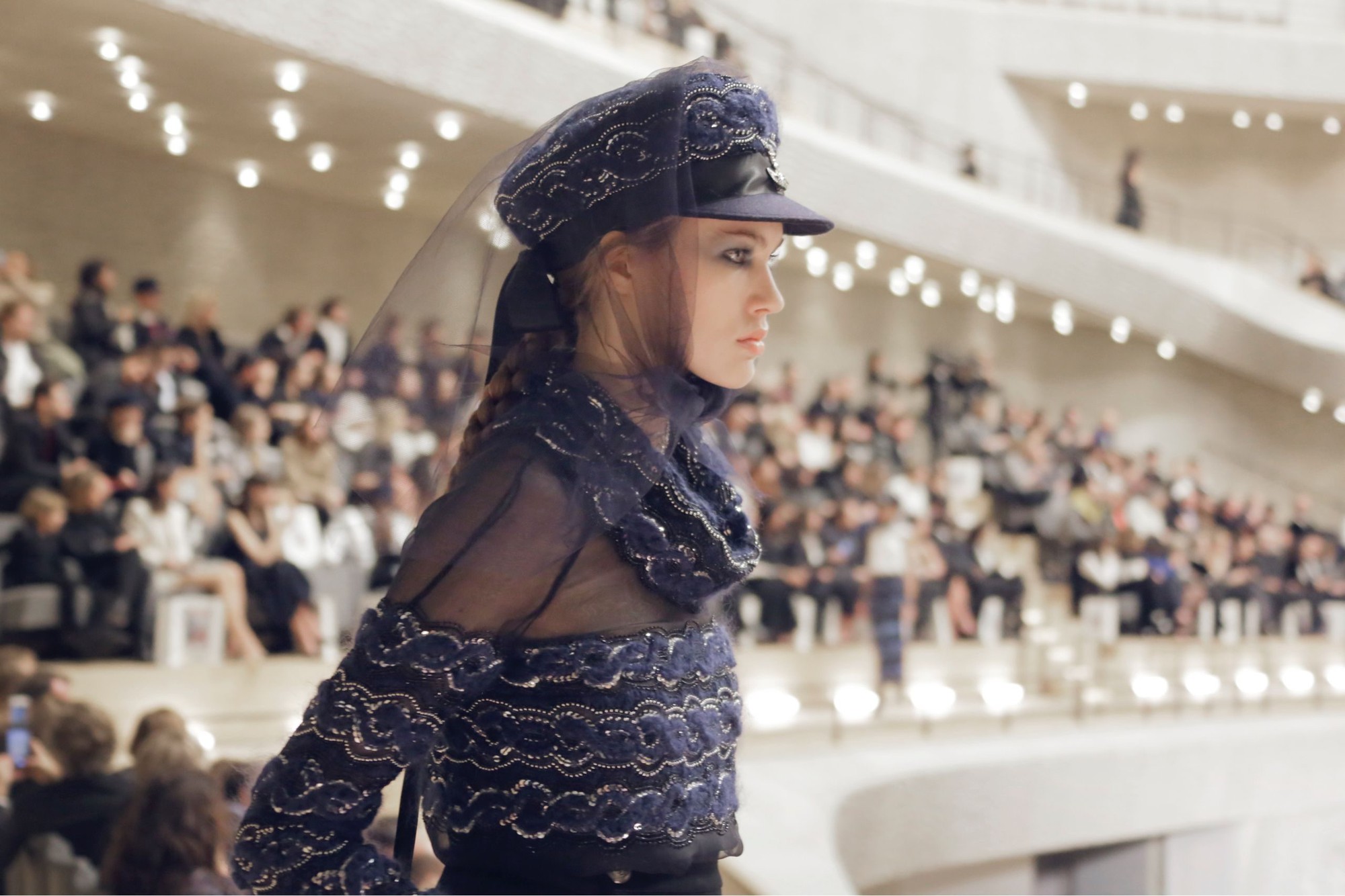 Chanel Metier dArt Show 2018: Tráng lệ nhưng tràn ngập tinh thần trẻ trung, mũ thủy thủ chưa bao giờ sang chảnh đến thế - Ảnh 22. Chanel Metier dArt Show 2018: Tráng lệ nhưng tràn ngập tinh thần trẻ trung, mũ thủy thủ chưa bao giờ sang chảnh đến thế - Ảnh 22.