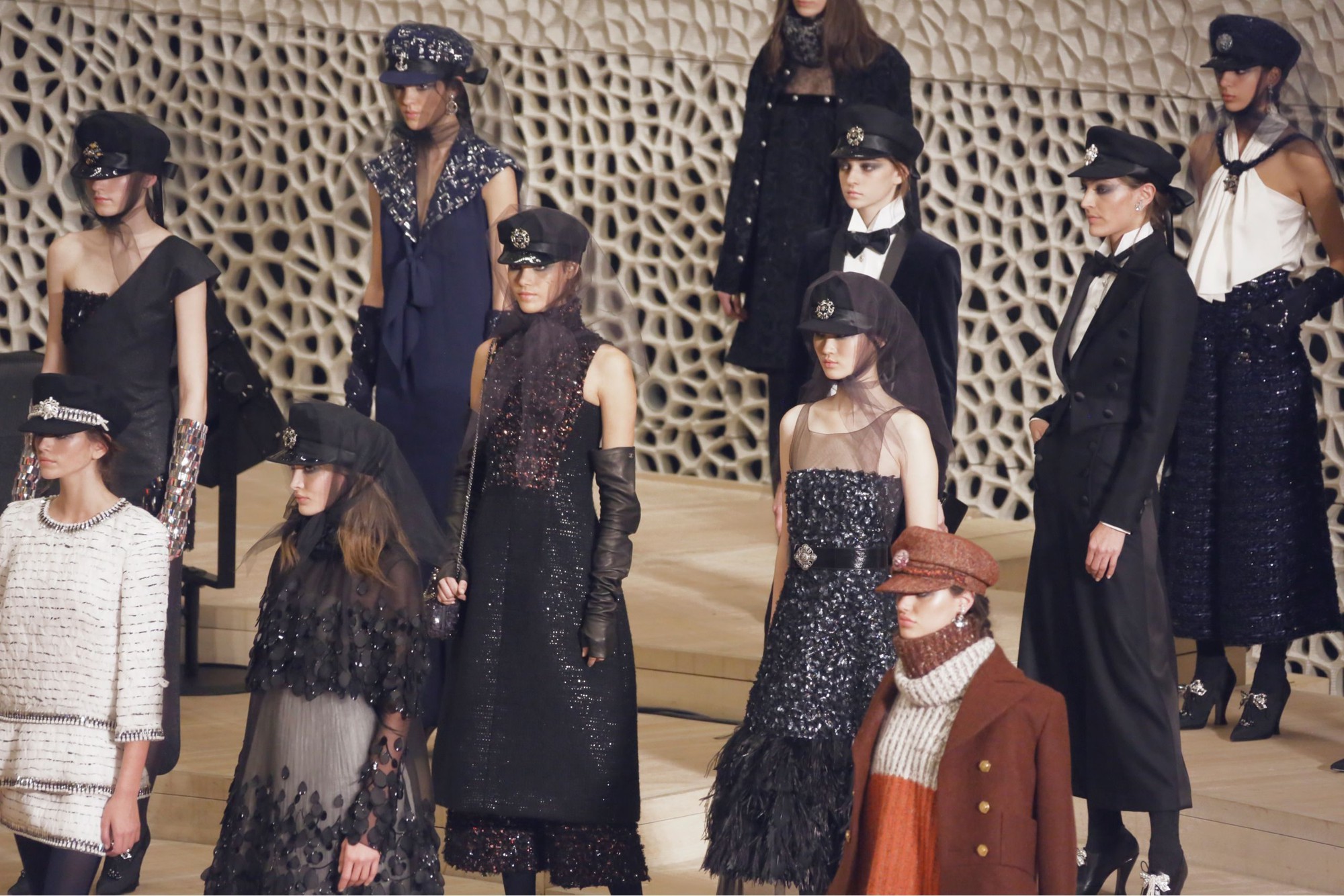 Chanel Metier dArt Show 2018: Tráng lệ nhưng tràn ngập tinh thần trẻ trung, mũ thủy thủ chưa bao giờ sang chảnh đến thế - Ảnh 1. Chanel Metier dArt Show 2018: Tráng lệ nhưng tràn ngập tinh thần trẻ trung, mũ thủy thủ chưa bao giờ sang chảnh đến thế - Ảnh 1.