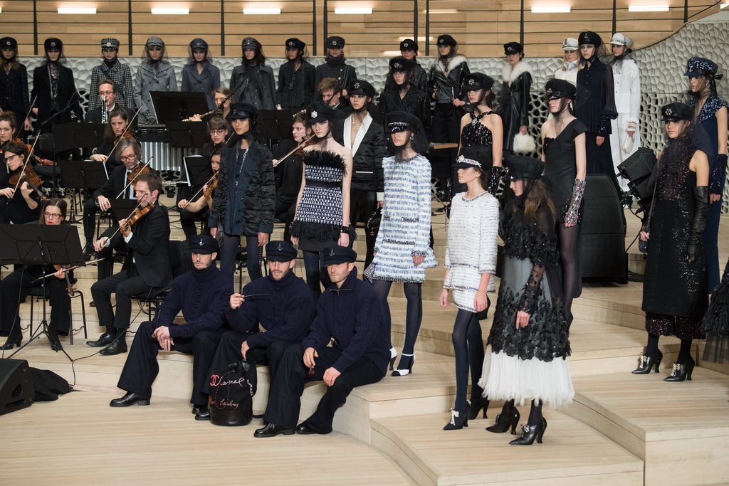 Chanel Metier dArt Show 2018: Tráng lệ nhưng tràn ngập tinh thần trẻ trung, mũ thủy thủ chưa bao giờ sang chảnh đến thế - Ảnh 26. Chanel Metier dArt Show 2018: Tráng lệ nhưng tràn ngập tinh thần trẻ trung, mũ thủy thủ chưa bao giờ sang chảnh đến thế - Ảnh 26.