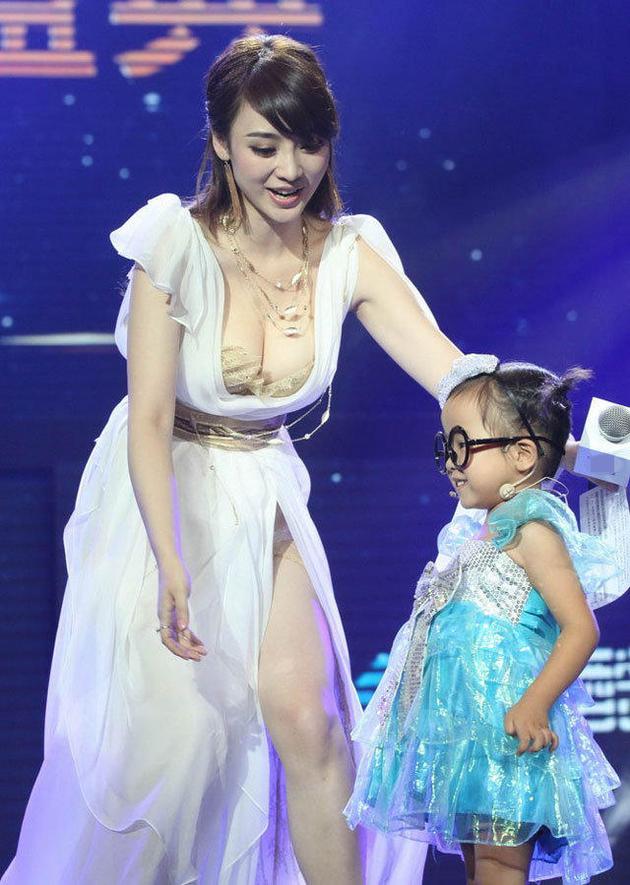Mỹ nh&acirc;n ngực khủng Cbiz hứng chịu chỉ tr&iacute;ch v&igrave; ph&ocirc; b&agrave;y v&ograve;ng 1 đẫy đ&agrave; trong chương tr&igrave;nh d&agrave;nh cho thiếu nhi - Ảnh 1.