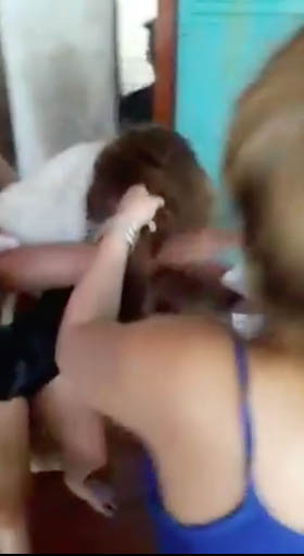 Quảng Nam: Nhóm nữ sinh đánh ghen, lột đồ bạn trong nhà vệ sinh - Ảnh 2.