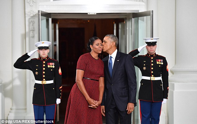 Ngôn ngữ cơ thể nói gì về vợ chồng ông Barack Obama, Donald Trump và bà Hillary Clinton trong lễ nhậm chức Tổng thống Mỹ? - Ảnh 10.