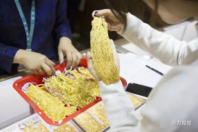 Ngôi làng nhiều vàng bạc châu báu nhất Trung Quốc: Xách túi nilon đựng vàng ròng đi ngoài đường cũng chẳng lo bị cướp - Ảnh 4.